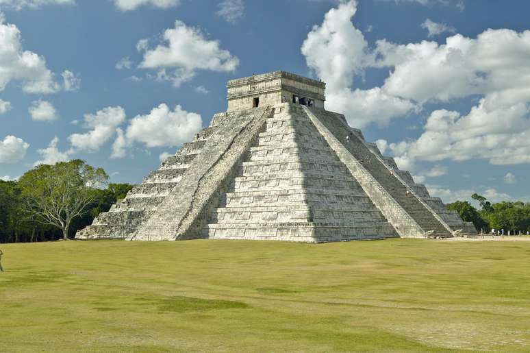 No dia 21 de dezembro de 2012, o mundo entrará em um novo ciclo segundo o calendário maia. Nessa data, os olhares do mundo estarão voltados principalmente para Chichén Itzá, a mais famosa das cidades dessa antiga civilização. Então, por que não visitá-la? Saiba que algumas agências de turismo organizam excursões de um dia para o local partindo de Cancún. Durante o passeio é possível presenciar uma cerimônia maia eacompanhar o exato momento da mudança de ciclo aos pés da pirâmide de Kukulcán (acima). A agência Mexico Travel Advisors (00xx 1 998 884.154) oferece um pacote no valor R$ 150, saindo de Cancún