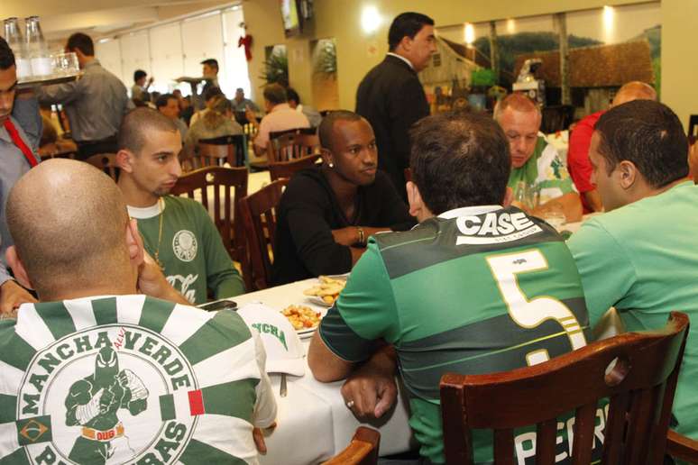 Cantor Thiaguinho, que causou polêmica na última terça-feira ao puxar xingamentos contra o Palmeiras durante a passeata do Corinthians campeão mundial por São Paulo, se reuniu com a principal torcida organizada do clube alviverde