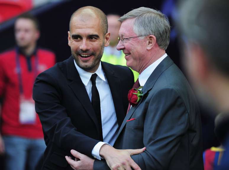 &nbsp;Alex Ferguson (à dir.) busca convencer Guardiola (à esq.) para ser seu substituto no Manchester United