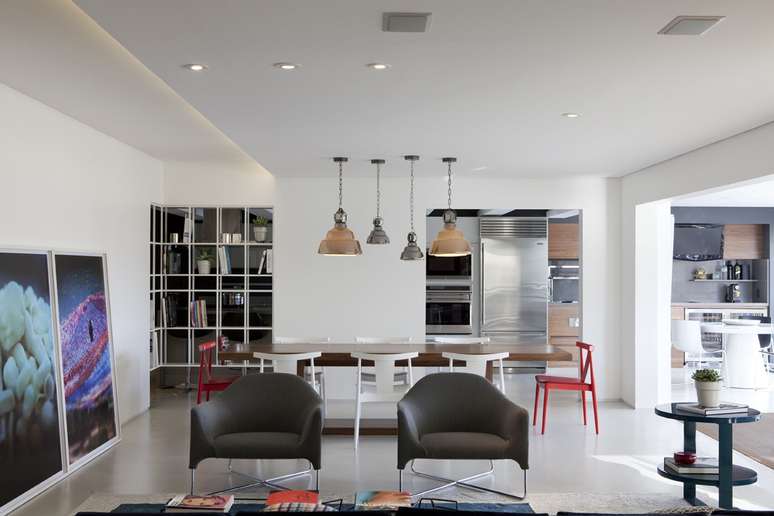 Sala de estar, jantar e cozinha alinham-se no mesmo plano neste apartamento em São Paulo