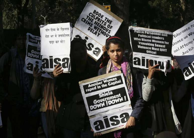 Mulheres protestam em frente à residência da ministra chefe de Déli, Sheila Dikshit, nesta quarta-feira