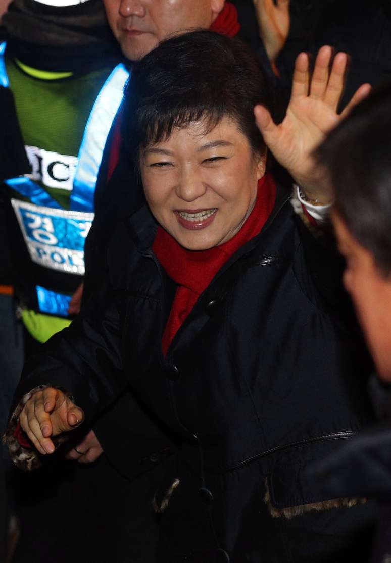 A virtual vencedora das eleições sul-coreanas, Park Geun-Hye, acena para simpatizantes