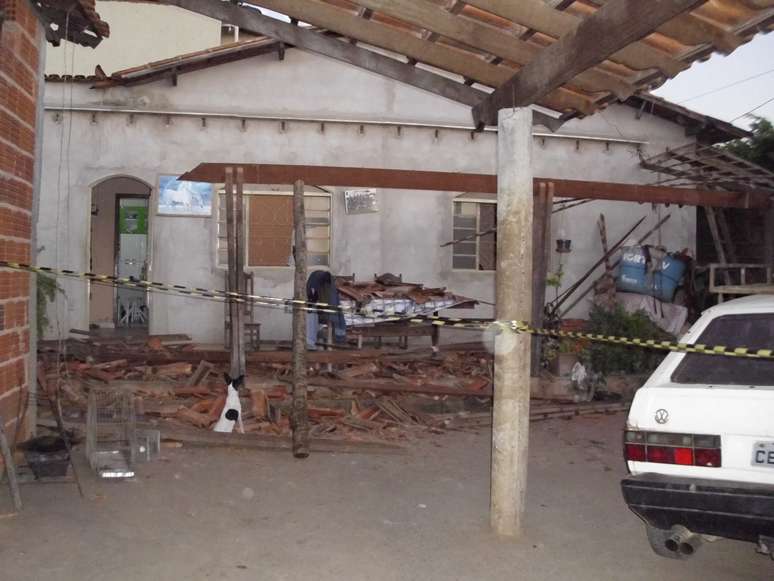 O telhado de uma casa desabou durante os tremores