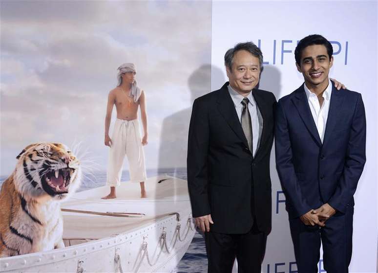 O diretor Ang Lee (E) e o ator Suraj Sharma (D) em sessão especial do filme "As Aventuras de Pi" em Los Angeles, em novembro. Por trás de uma simplicidade aparente, há grandes ambições em "As Aventuras de Pi", o novo filme do taiwanês radicado nos EUA Ang Lee que todo mundo está esperando ver entre os principais indicados no Oscar, cujos concorrentes serão anunciados em 10 de janeiro de 2013. 16/11/2012