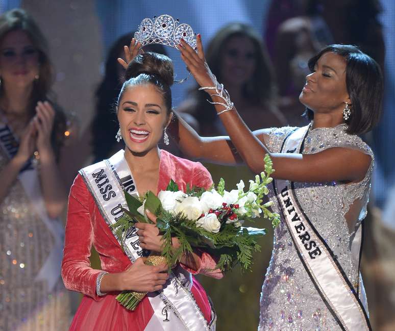 Olivia Culpo recebe coroa de brilhantes da angolana Leila Lopes, vencedora do concurso de 2011