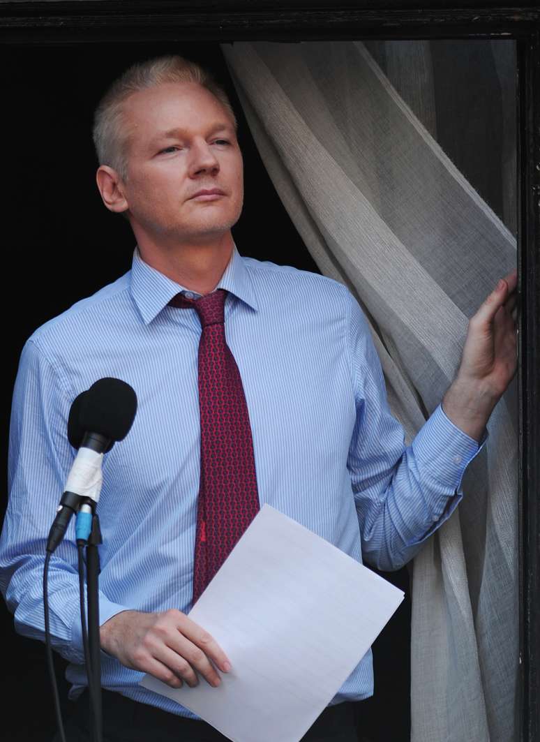 <p>Julian Assange está refugiado na embaixada do equador em Londres desde junho do ano passado</p>