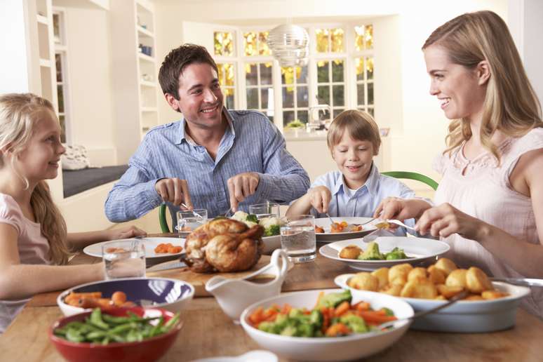 Crianças que têm o hábito de comer com a família consomem, em média, 125 g a mais de frutas e verduras que as demais