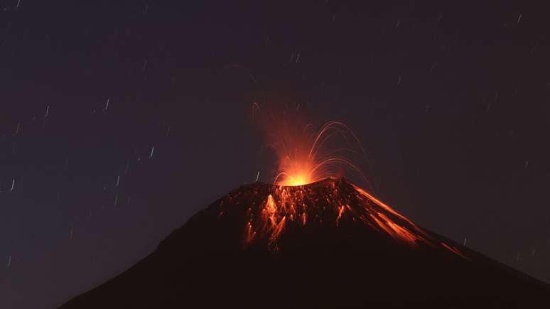 O vulcão Tungurahua expele lava no dia 17 de dezembro; imagem feita a partir da cidade de Cotalo