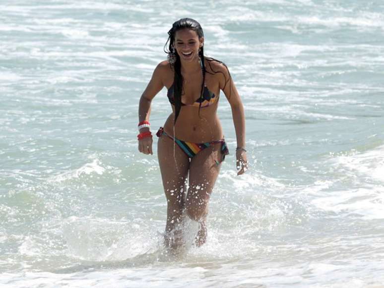 Bruna Marquezine se refresca no mar durante gravação de novela