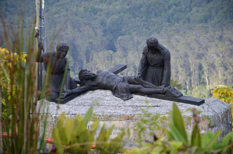 Ao chegar ao topo da montanha, uma sugestão é seguir o caminho da Via Crúcis, trilha pontuada por 14 esculturas que retratam cenas da Paixão de Cristo