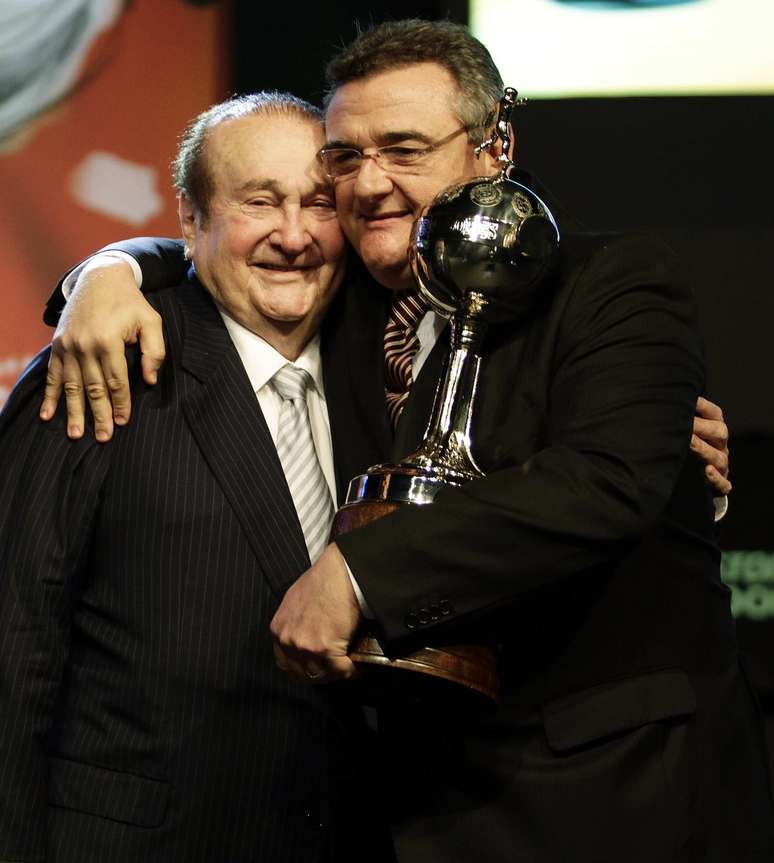 A entidade máxima do futebol continental entregou uma réplica da taça da Libertadores ao Corinthians, para posse definitiva - o troféu original é de posse transitória