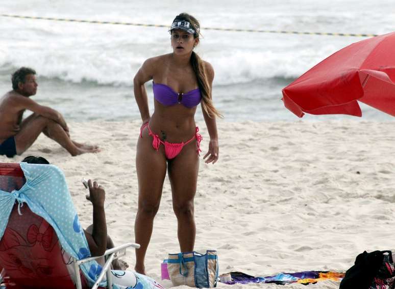 Lucilene Caetano aproveitou a sexta-feira (21) ensolarada para ir à praia da Barra da Tijuca, no Rio de Janeiro