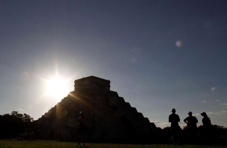 No méxico, pessoas se reúnem na pirâmide de Kukulkan em Chichen Itza, na espera dos eventos do fim do calendário maia