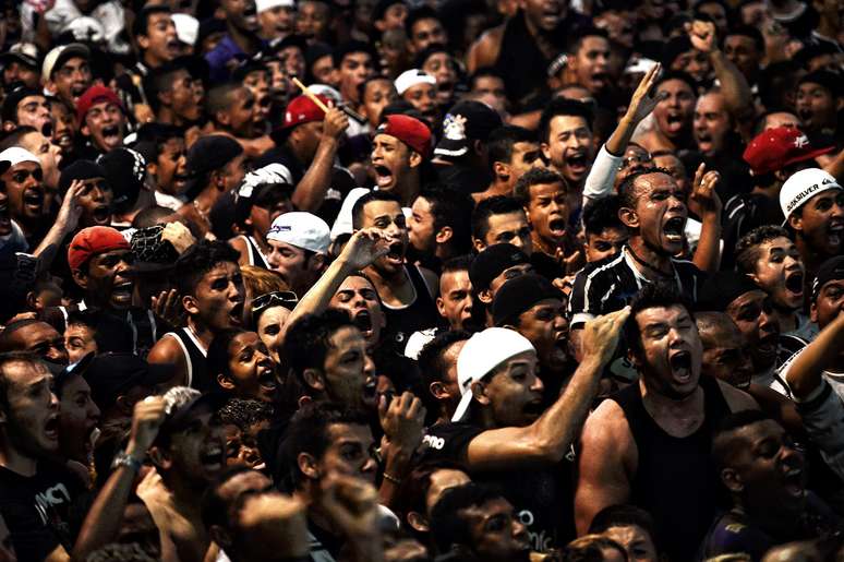 <p>Torcida do Corinthians dividrá a capacidade do estádio Limeirão com a do São Paulo - prática de alto risco</p>