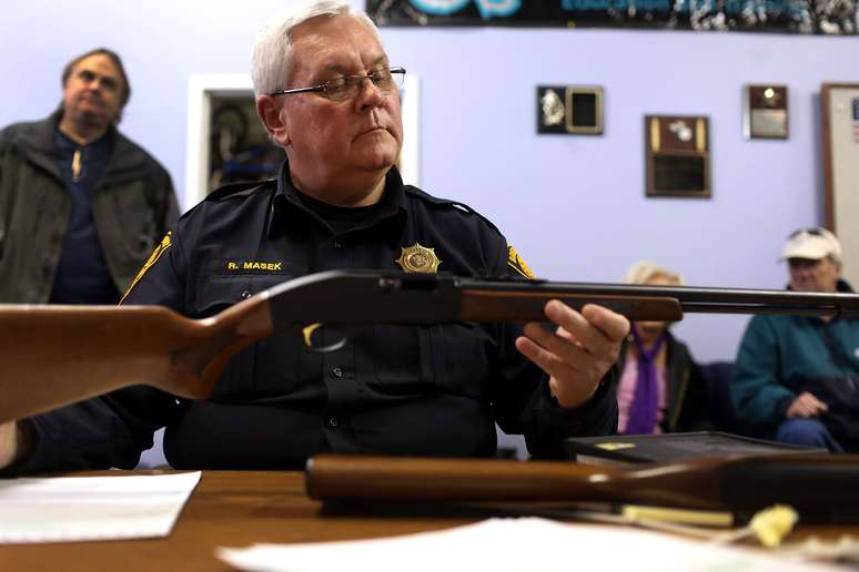 O policial Ray Mesek registra rifle entregue ao Departamento de Polícia de Bridgeport, Connecticut. Oito dias após o massacre em uma escola na cidade de Newtown, várias cidades do Estado de Connecticut realizaram neste sábado eventos de entrega de armas em troca de dinheiro. O programa local determinou que serão entregues US$ 200 para pistolas e revólveres, US$ 75 para rifles e um valor maior a ser determinado por armas de assalto<br />