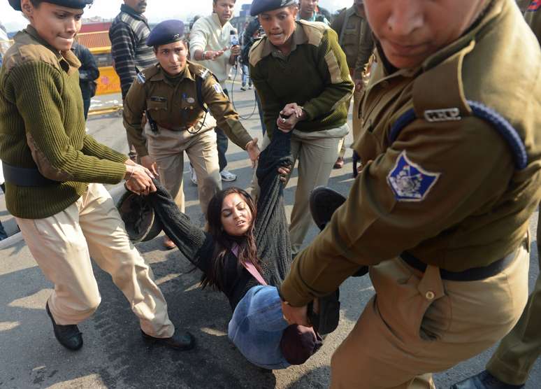 Policiais carregam garota que protestava em frente ao Palácio Presidencial indiano, em Nova Délhi