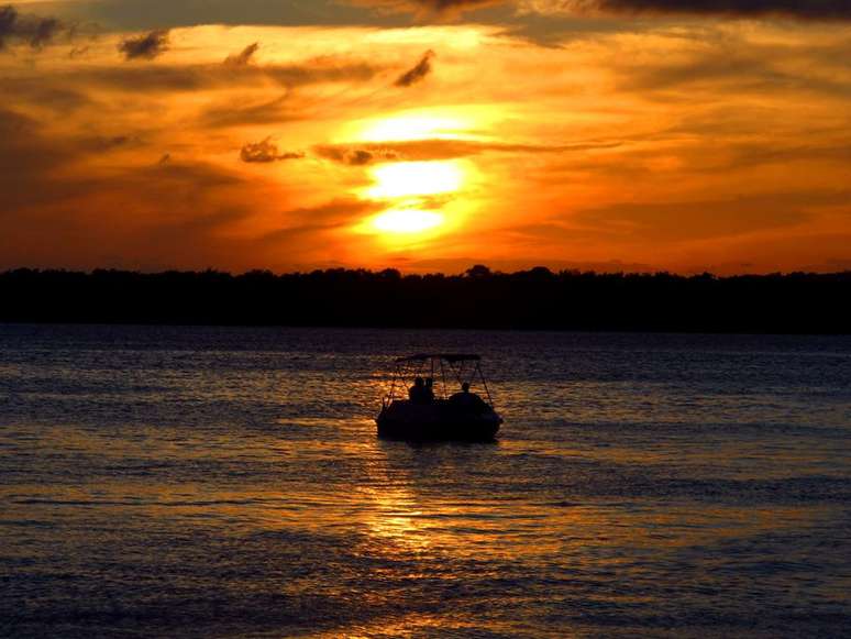 O fenômeno também pode ser observado de dentro de um dos catamarãs espalhados pelas águas do rio