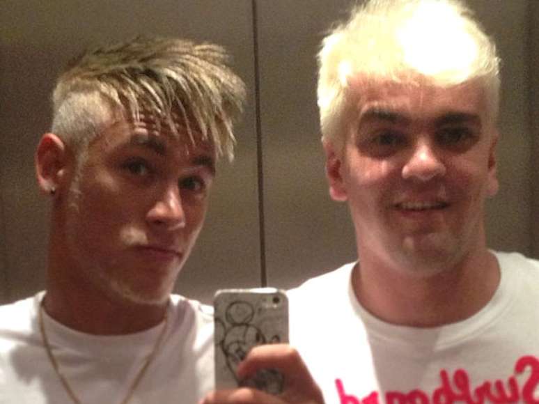 Neymar postou fotos com o cabelo totalmente loiro ao lado dos amigos