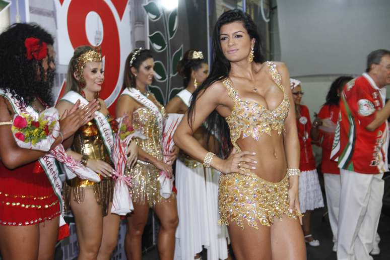 Com Vestido Ousado Bronze No Miss Bumbum é Coroada Na X9