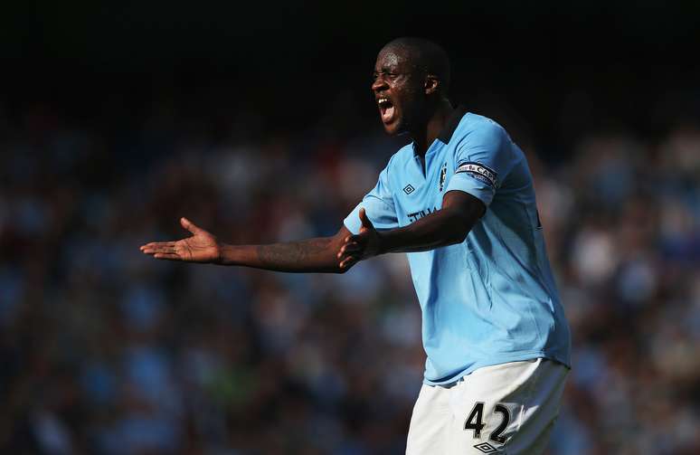 <p>Yaya Touré estaria irritado com a demora do Manchester City para renovar seu contrato</p>