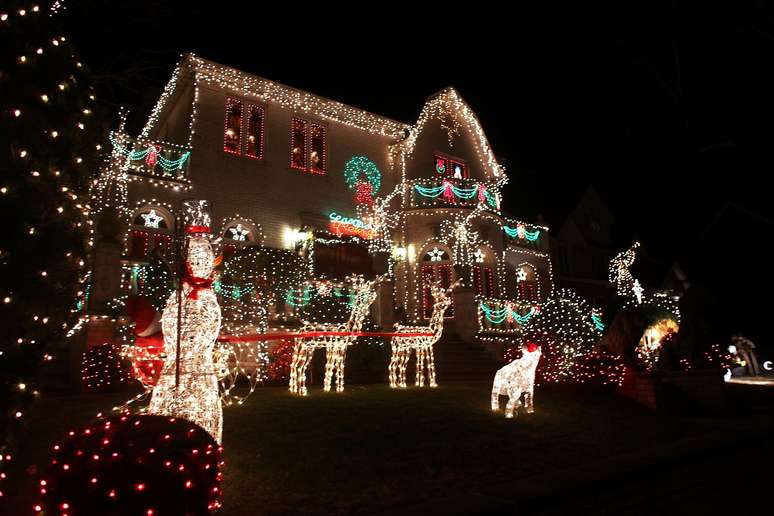 No bairo residencial de Dyker Heights, no Brooklyn, em Nova York, ruas e fachadas dos prédios ficam totalmente decoradas