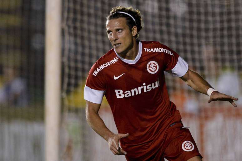 Diego Forlán se lesiona em treino e deve desfalcar Internacional neste domingo