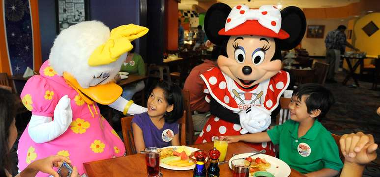 <strong>Refeição com personagens</strong><br />A Disney oferece várias opções de refeições (café da manhã, brunch, almoço, lanche e jantar) com personagens, tanto em hotéis do resort quanto nos próprios parques. Sut-Mie recomenda marcar uma dessas refeições, pois além de ser uma experiência fascinante para as crianças (e para os pais também, por que não?), acaba liberando os pais de ficar na fila para tirar foto com o Mickey ou de ficar atrás dos personagens dentro do parque. "Uma dica: o café da manha é mais barato que o almoço!", diz a blogueira