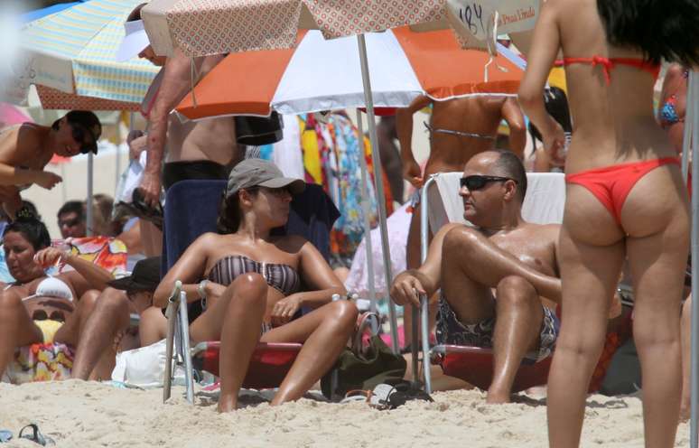 A jornalista Patrícia Poeta aproveitou a ensolarada manhã desta segunda-feira (24) para curtir com o marido, Amauri Soares, a praia do Leblon, na zona sul do Rio de Janeiro