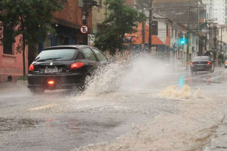 Chuva que atingiu a capital paulista nesta segunda deixou ruas alagadas no bairro Santana