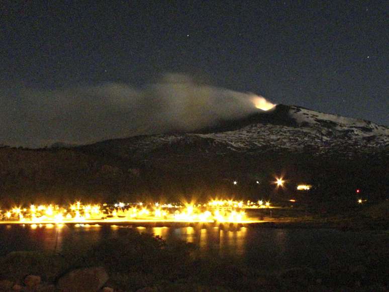 O vulcão Copahue expele lava e provoca alerta na região da fronteira entre Argentina e Chile