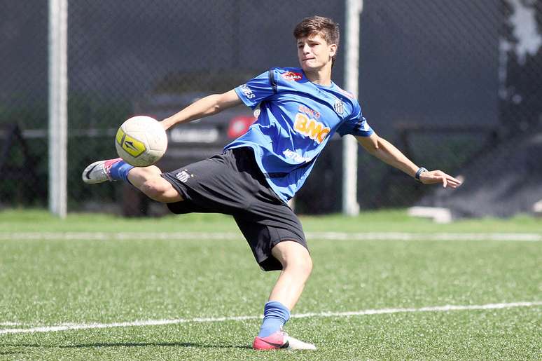<p>Lucas Crispim em treino do Santos no final de 2012</p>