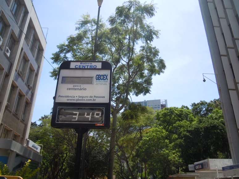 No meio da manhã desta terça-feira, termômetro de rua na praça da Alfândega, no centro de Porto Alegre, já marcava 34°C