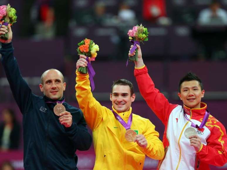 Arthur Zanetti (centro) fez história ao conquistar primeira medalha olímpica da história da ginástica artística brasileira
