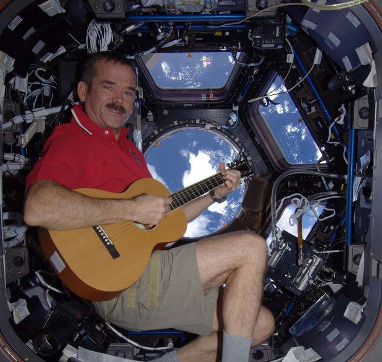 Chris Hadfield divulgou em seu Twitter imagem sua tocando violão