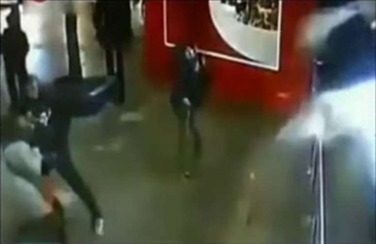 Imagem de câmera de segurança mostra o aquário explodindo e atingindo pessoas em um shopping de Xangai