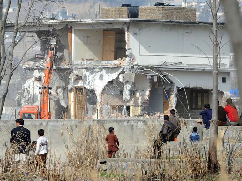 A casa onde Bin Laden foi encontrado e morto é demolida, em fevereiro de 2012, em Abbottabad