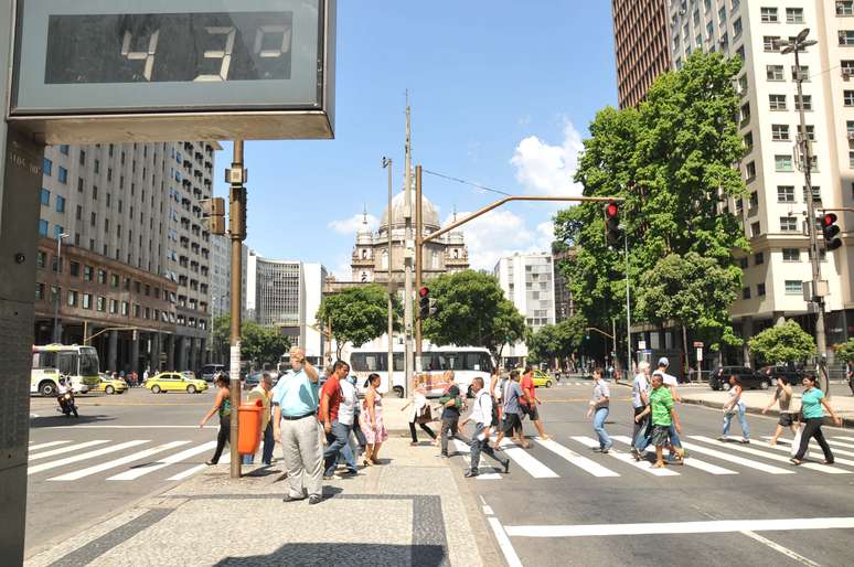 Rio de Janeiro tem a temperatura mais alta em quase 100 anos: term&ocirc;metros marcaram 43 graus