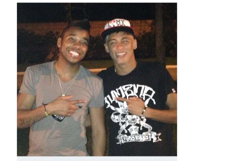 Robinho e Neymar posaram para fotos juntos em Santos