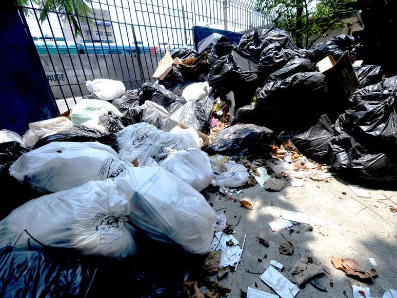 O caos na coleta de lixo na cidade foi um dos pontos que motivou o início da investigação&nbsp;