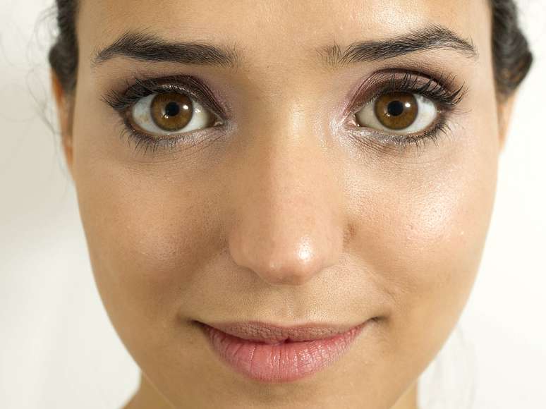 Para celebrar o Ano Novo em ambientes abertos, nada melhor do que uma make leve, iluminada e com boa fixação para aguentar o calor a transpiração