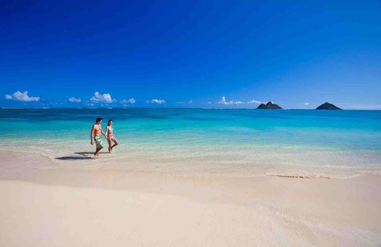 <strong>Kauliua, Oahu: </strong>situada no leste da ilha de Oahu, a praia de Kauliua tem areias brancas e águas límpidas. Seus ventos fazem dela um destino mundialmente reconhecido para praticantes de windsurf, e tem opções de aluguel de equipamento e aulas do esporte. Ao largo, pequenas ilhotas criam um belo visual desde a areia