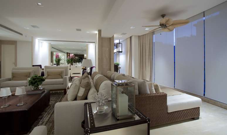 Para aumentar o espaço interno de um apartamento em São Paulo, as arquitetas Andrea Teixeira e Fernanda Negrelli acabaram com dois quartos e integraram  ambientes como a sala e a varanda (acima)