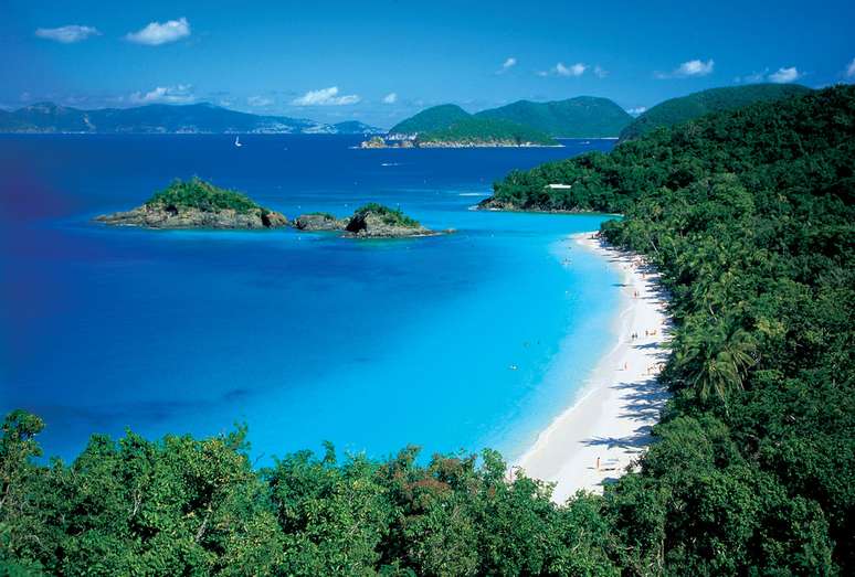 <strong>Trunk Bay, Saint John, Ilhas Virgens</strong><br />O Parque Nacional das Ilhas Virgens faz parte das Ilhas Virgens Americanas, com magníficas praias. Uma delas é Trunk Bay, com praias de areia branca rodeada por uma densa vegetação e baías de uma rica vida marinha, com muitos corais e peixes coloridos