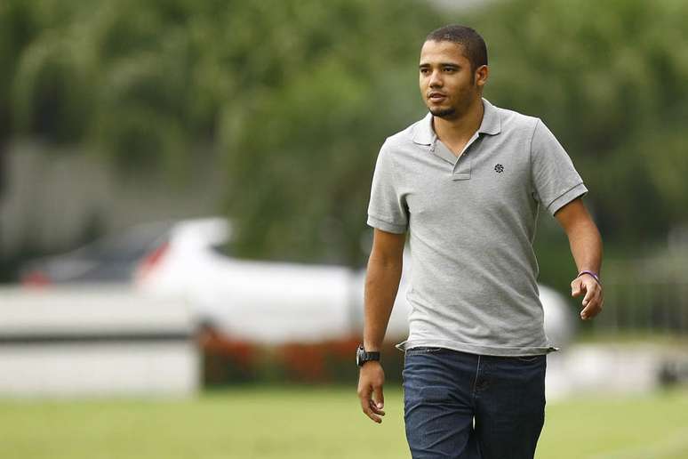 Volante reitera desejo de permanecer no Santos; Grêmio também demonstrou interesse