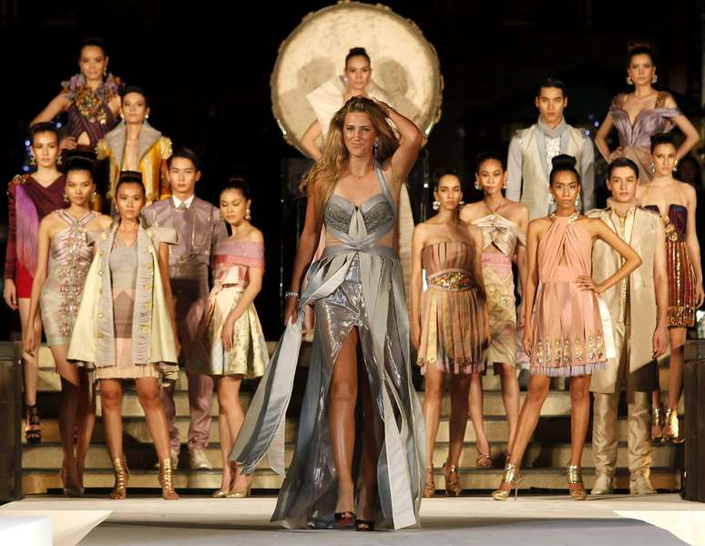 Azarenka desfilou com vestidos de seda tailandeses, feitos pelo designer Prakapas
