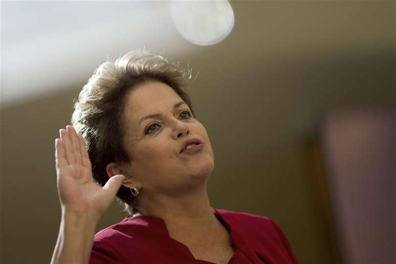 Presidente Dilma Rousseff fala durante coletiva de imprensa no Palácio do Planalto, em Brasília. Os exames de rotina realizados pela presidente na manhã desta sexta-feira, em São Paulo, estão "dentro da normalidade", informou o médico Roberto Kalil, segundo nota da Presidência. 27/12/2012