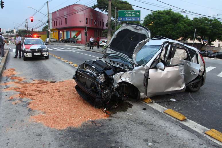Um carro capotou após bater em um poste na avenida Francisco Morato
