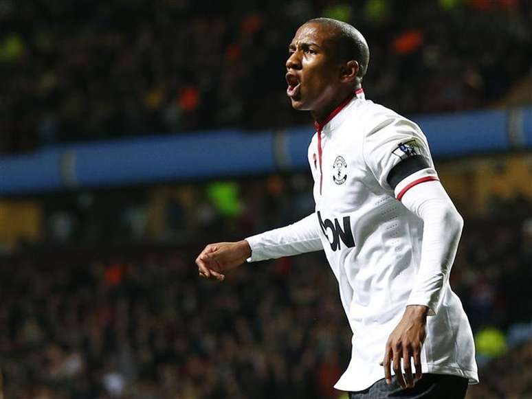 Jogador do Manchester United, Ashley Young é visto durante jogo contra o Ashton Villa, em Novembro, na Inglaterra. Young e o atacante Danny Welbeck devem retornar ao time para a partida de sábado do Campeonato Inglês contra o West Bromwich Albion. 10/11/2012