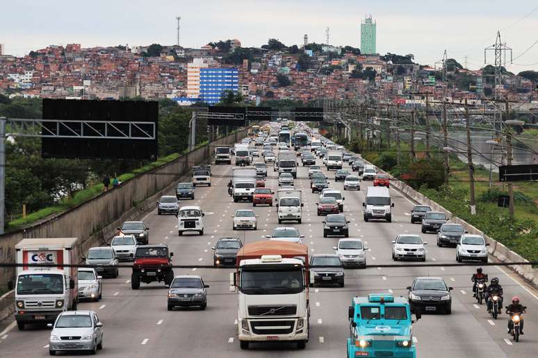 Tráfego intenso na marginal Pinheiros na saída para o feriado