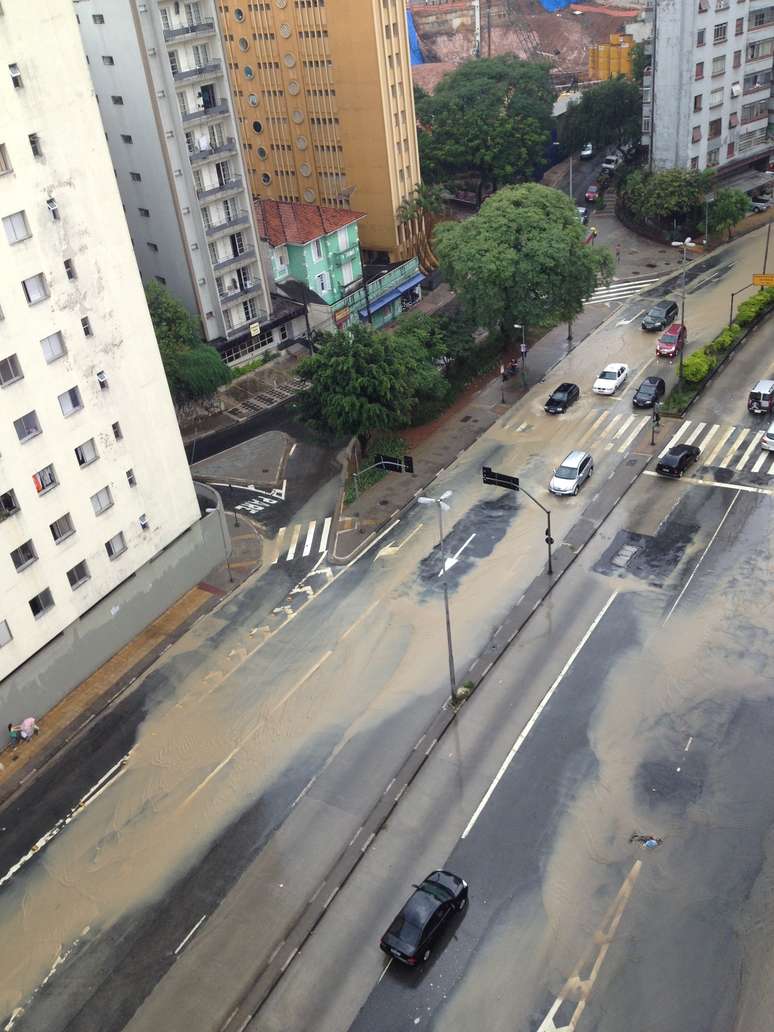 A chuva deixou acúmulos d'água por toda a extensão da avenida Nove de Julho, na região central